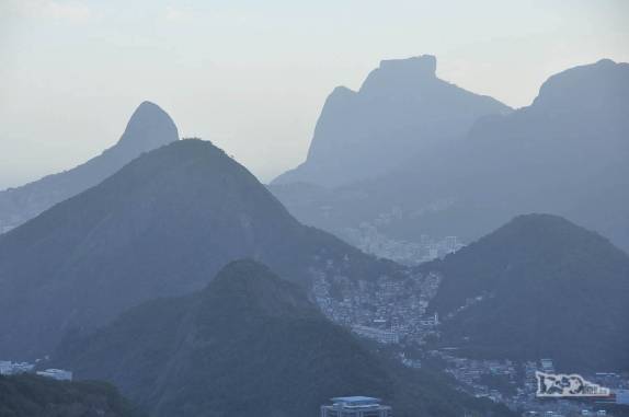 Do alto do Pão de Açúcar admirando a silhueta inconfundível da Pedra da Gávea, onde estivemos ontem (Rio de Janeiro)